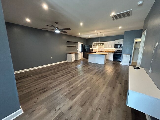 Building Photo - Charming 3 Bedroom, 1 Bath Home – 1,440 Sq...