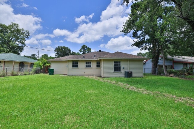 Building Photo - 9026 Lake Forest Blvd