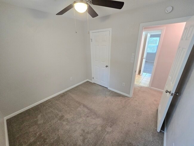Building Photo - 3 BEDROOM END UNIT TOWNHOUSE FOR RENT IN V...