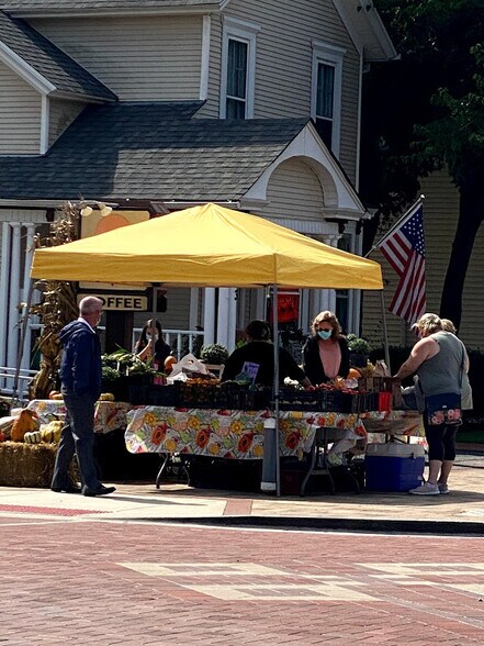 Farmer market downtown - 518 N Harrison St