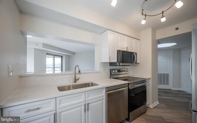 Building Photo - 2151 Jamieson Ave