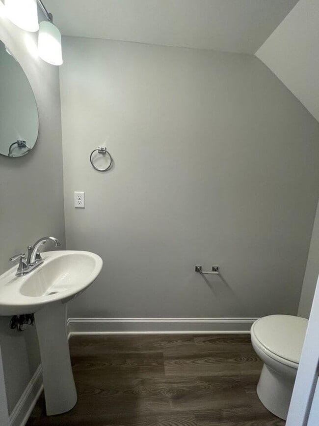 Building Photo - 3 Bedrooms, 2.5 Baths 2-story townhome