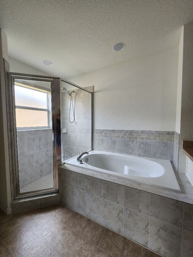 Building Photo - Gorgeous 4-Bedroom Lakefront!!