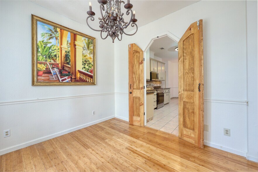 Building Photo - 1335 Maplebrook Dr
