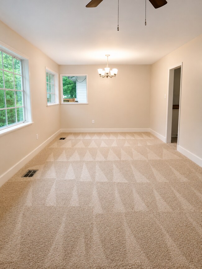 Building Photo - 3122 Oak Forest Dr