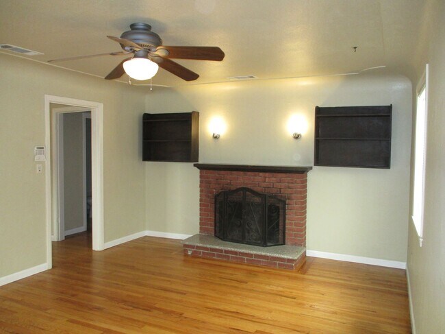 Living room doorway to left goes to dinning kitchen - 217 El Vista Ave