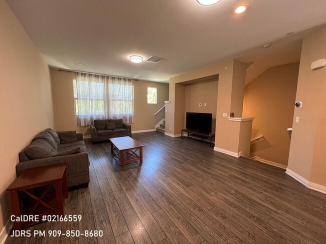 Building Photo - Bellflower Furnished 3 Bedroom Townhouse