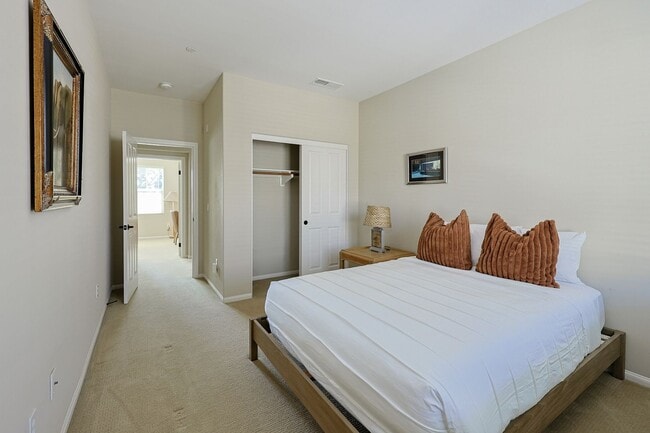 Building Photo - Fully Furnished 2-Bed, 2.5-Bath Home with ...