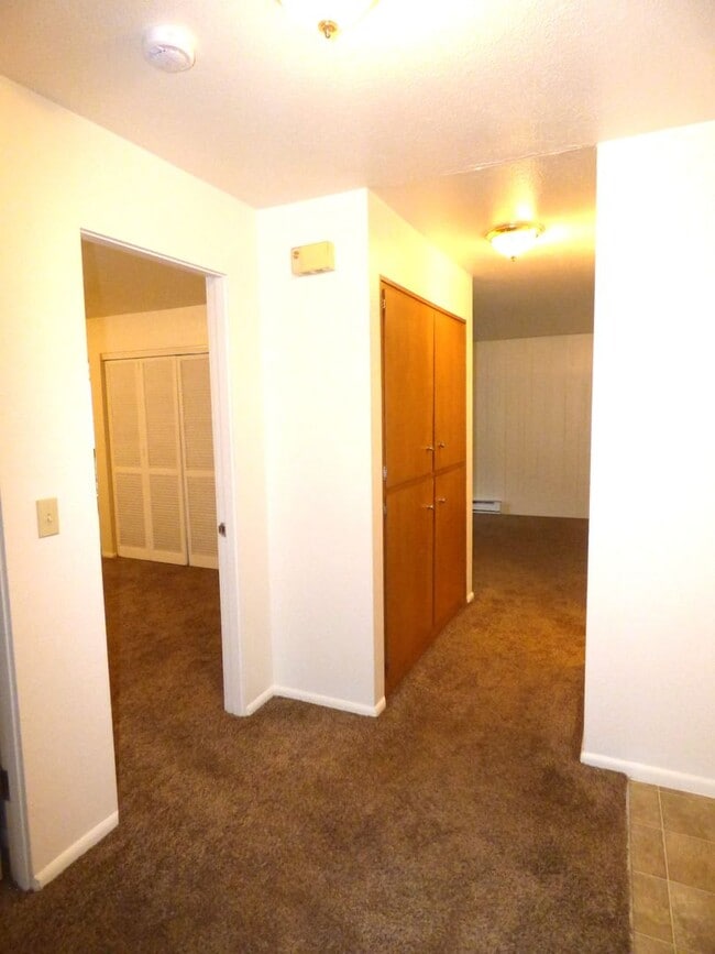 Building Photo - Rent Special: 1/2 Off May's Rent!! - Downstairs 2 Bedroom Unit