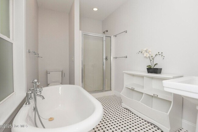 Building Photo - Rental Avail in Olde Point!