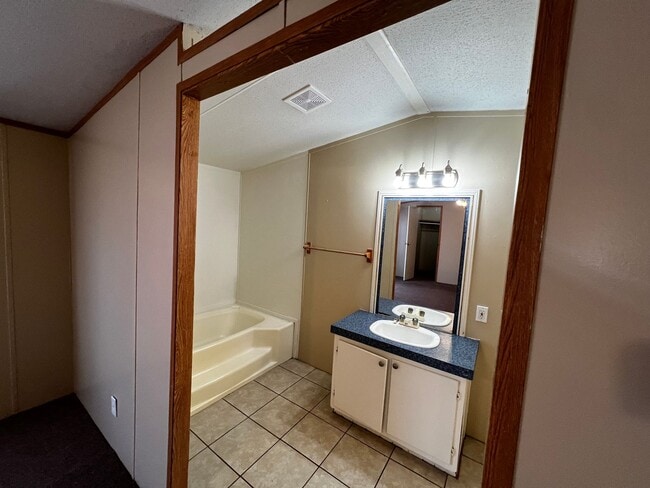 Building Photo - 3 Bedroom-2Bath located near CAFB