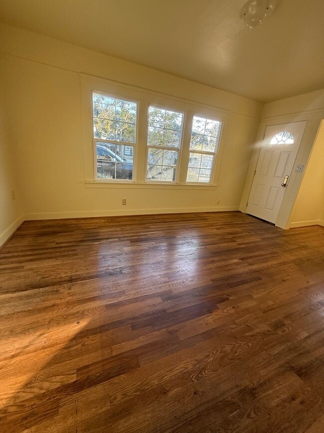 Building Photo - 1 bedroom cottage for rent (plus detached ...