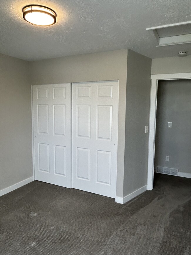 Building Photo - 1879 E Roseboro Cir