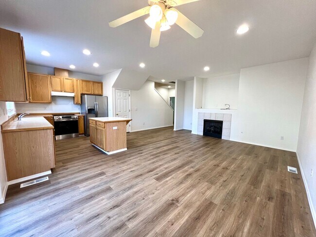 Building Photo - Spacious, Updated Townhome in Prime Beaverton Location!