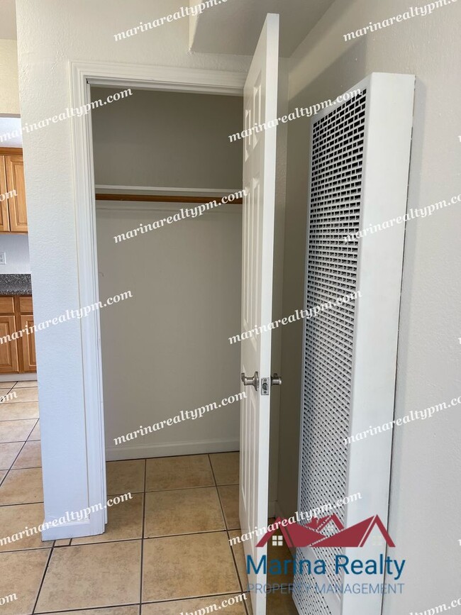 Building Photo - 211 Del Luz Ct