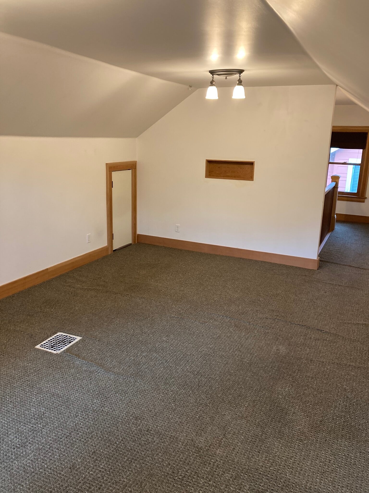 Top floor room - 5516 NE 32nd Pl