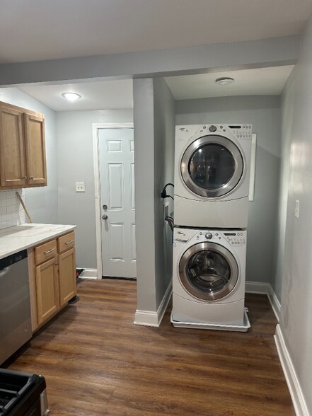 Building Photo - 709 Denison St