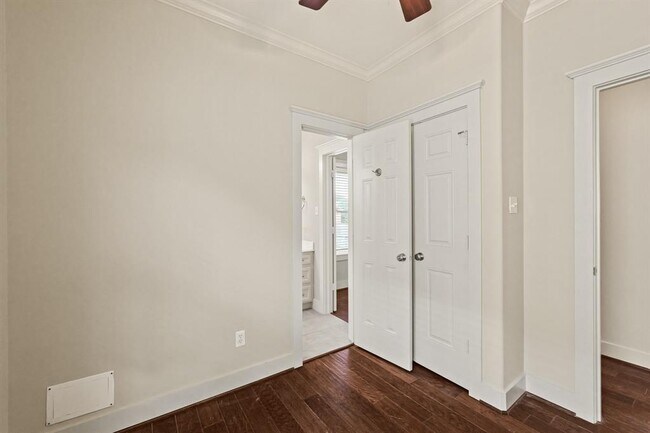 Building Photo - 1053 W 16th St