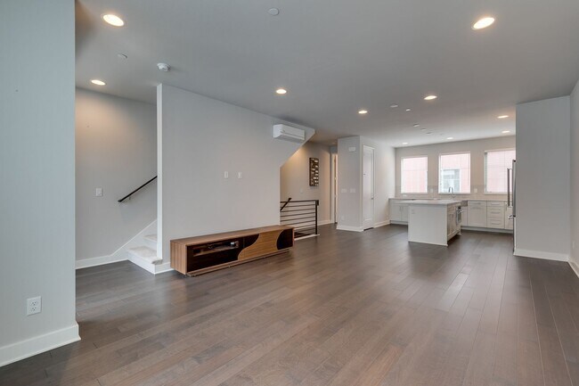 Building Photo - *Beautiful Modern 3 Bed Kirkland Townhome Available Now!*