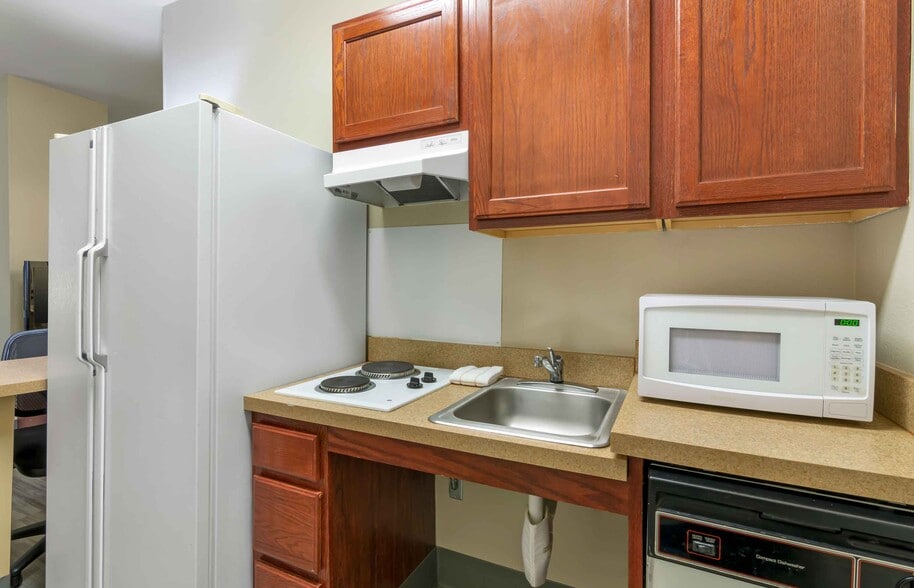 Building Photo - Furnished Studio-Kansas City - Overland Park - Metcalf Ave