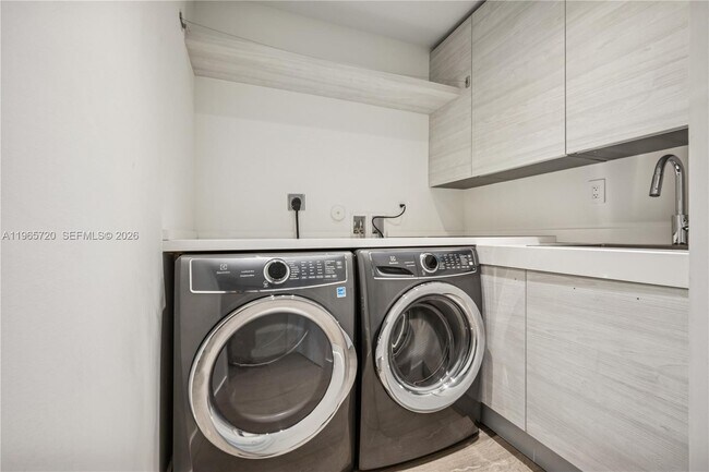 Building Photo - 420 N Hibiscus Dr