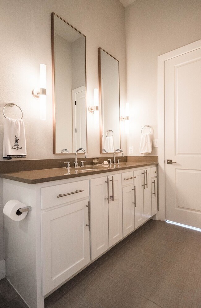Building Photo - 2/2/1 Condo in Town Creek / Walk to Dos Rios / Fridge, Washer & Dryer Included / Balcony / NBISD