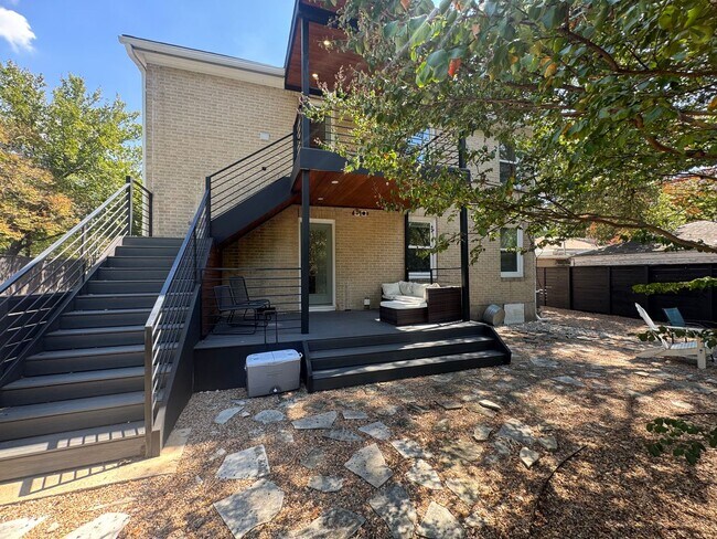 Building Photo - Remodeled 6 Bedroom Walking Distance to UT
