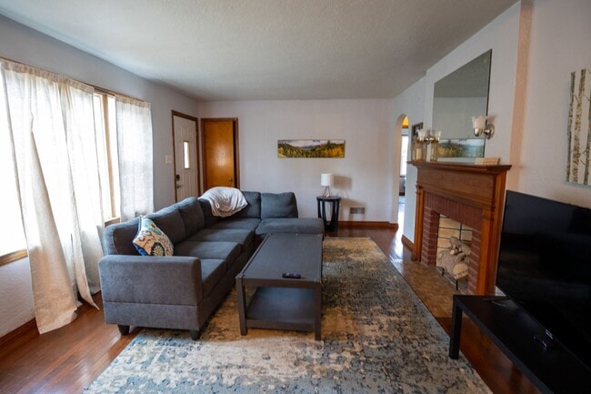 Building Photo - 1311 Paris Rd