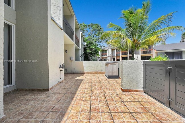 Building Photo - 9133 Fontainebleau Blvd