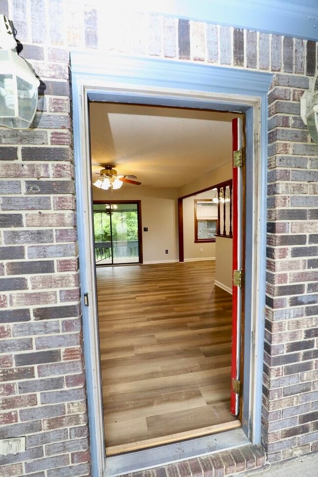 Building Photo - 806 Club Ln