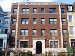 Building Photo - Sleek and Updated Studio Apartment W/Full ...