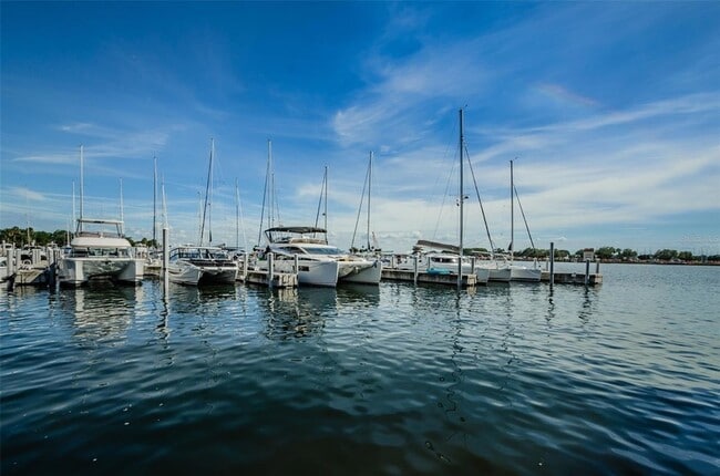 Building Photo - 833 1st St NE