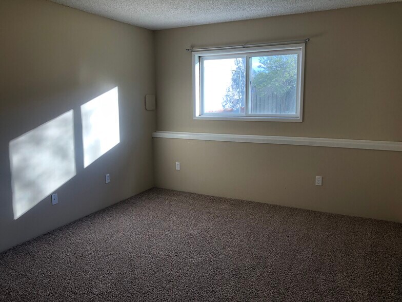 Building Photo - 1804 N Oak St