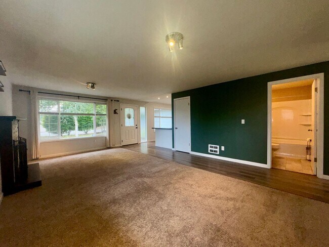 Building Photo - 2 Week Move In Special - 3 Bedroom, 2 Bath...