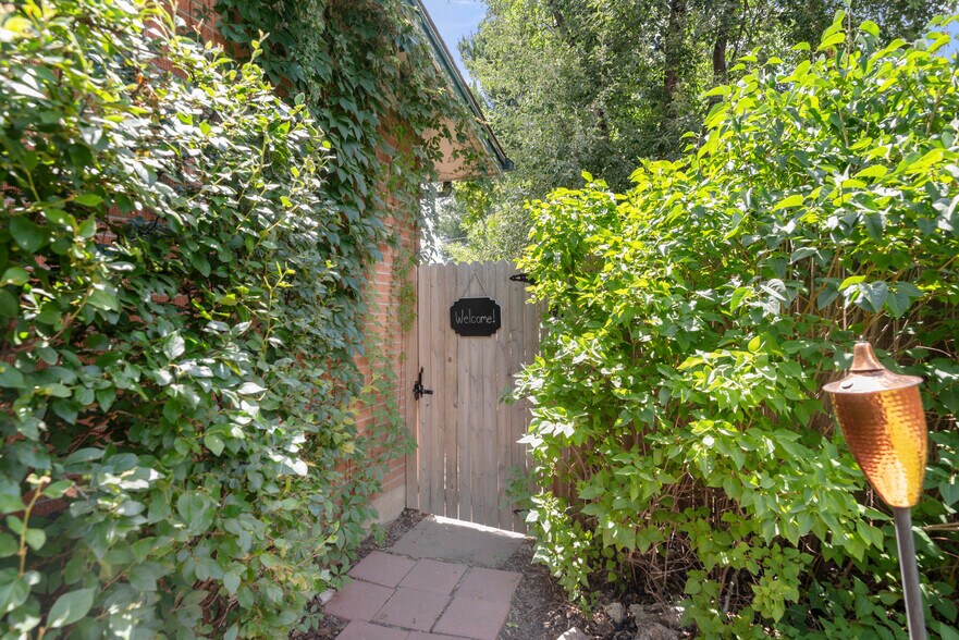 Building Photo - 2945 S Zurich Ct