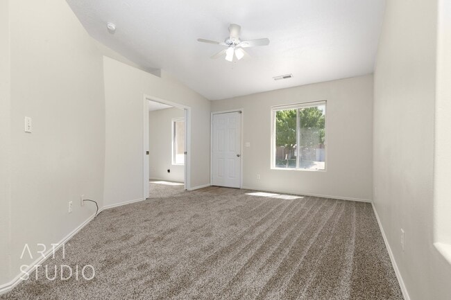 Building Photo - 3 Bedroom, 2 Bathroom Home in the Red Clif...