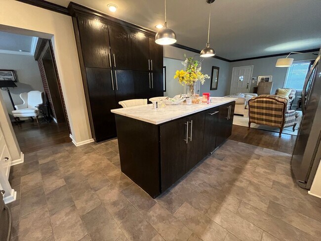 Building Photo - Beautifully renovated Midtown charmer