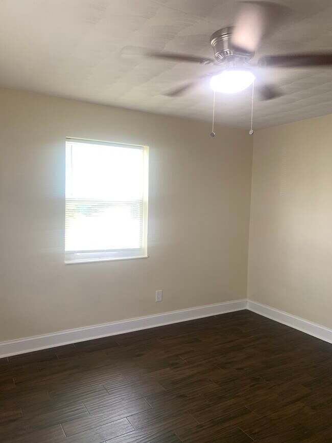 Building Photo - REMODELED 2 BR, 1 BATH 1 CAR GARAGE !