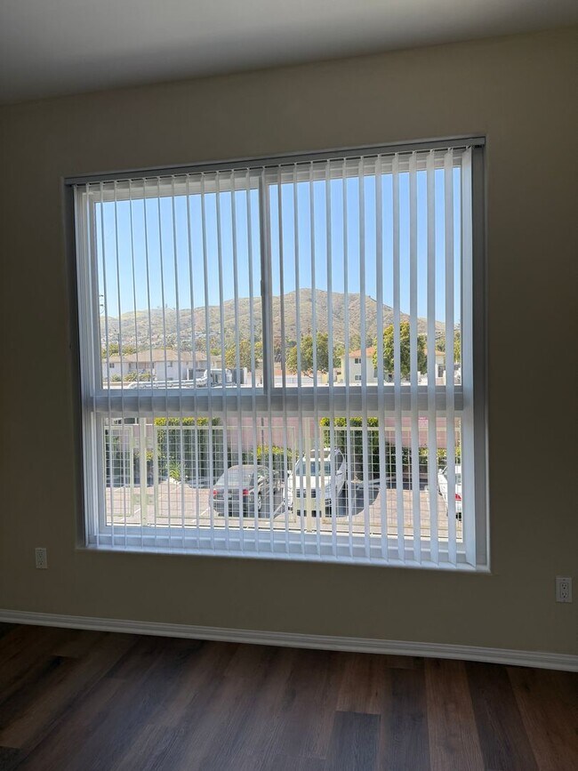 Building Photo - Mid Town Ventura Upstairs 2+2 Apartment