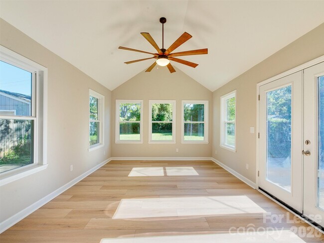 Building Photo - 709 Cooper Dr