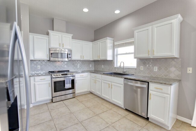 Building Photo - Annual Pool Home in The Stoneybrook Community of Venice!