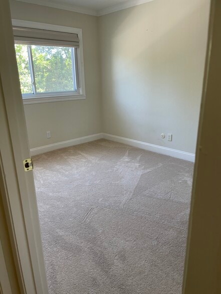 9’3” x 11’9” bedroom - 2335 Sharon Rd