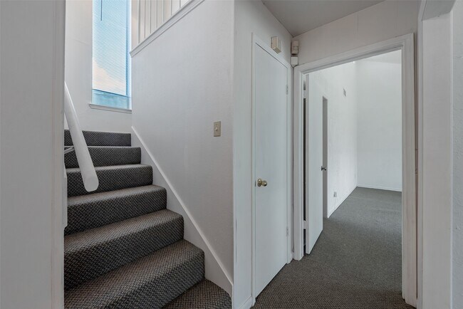 Building Photo - 1915 Mustang Springs Dr