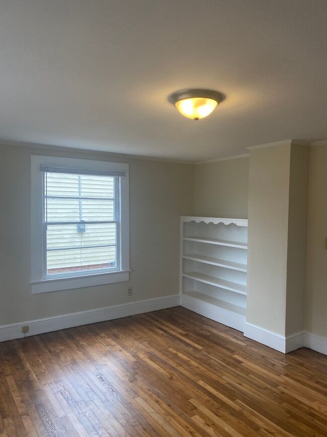 Building Photo - Cute and Cozy Rental