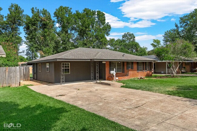 Building Photo - 822 E River Rd