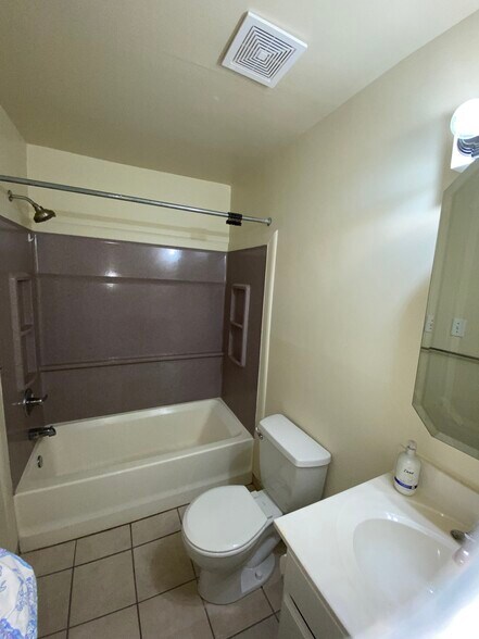 Building Photo - 1022 Gum Pl