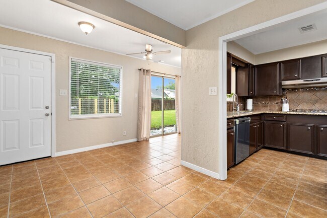 Building Photo - 340 Maxwell Dr