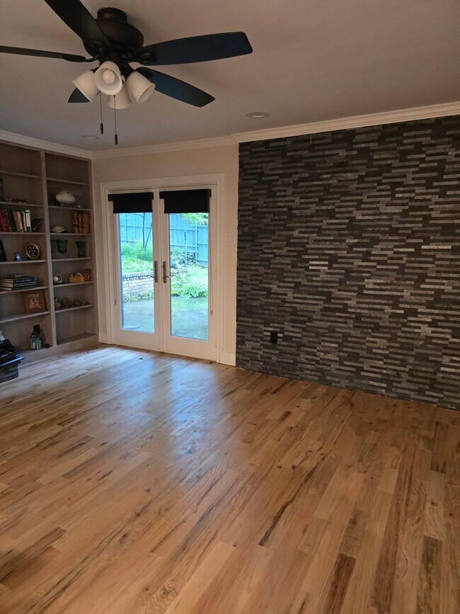 Building Photo - 8107 San Leandro Dr