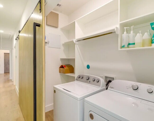 Building Photo - 2205 Staples St