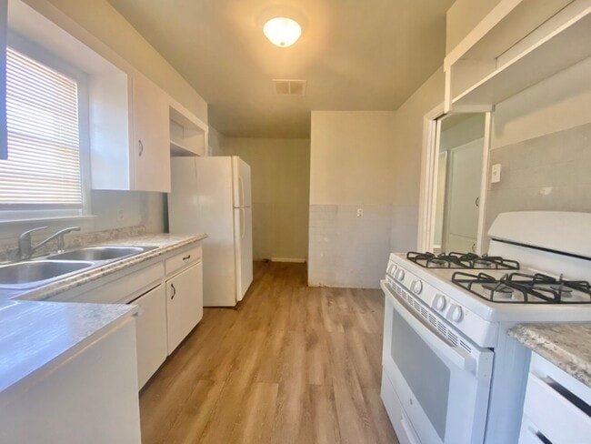 Building Photo - 3 bed 1 bath newly updated now available
